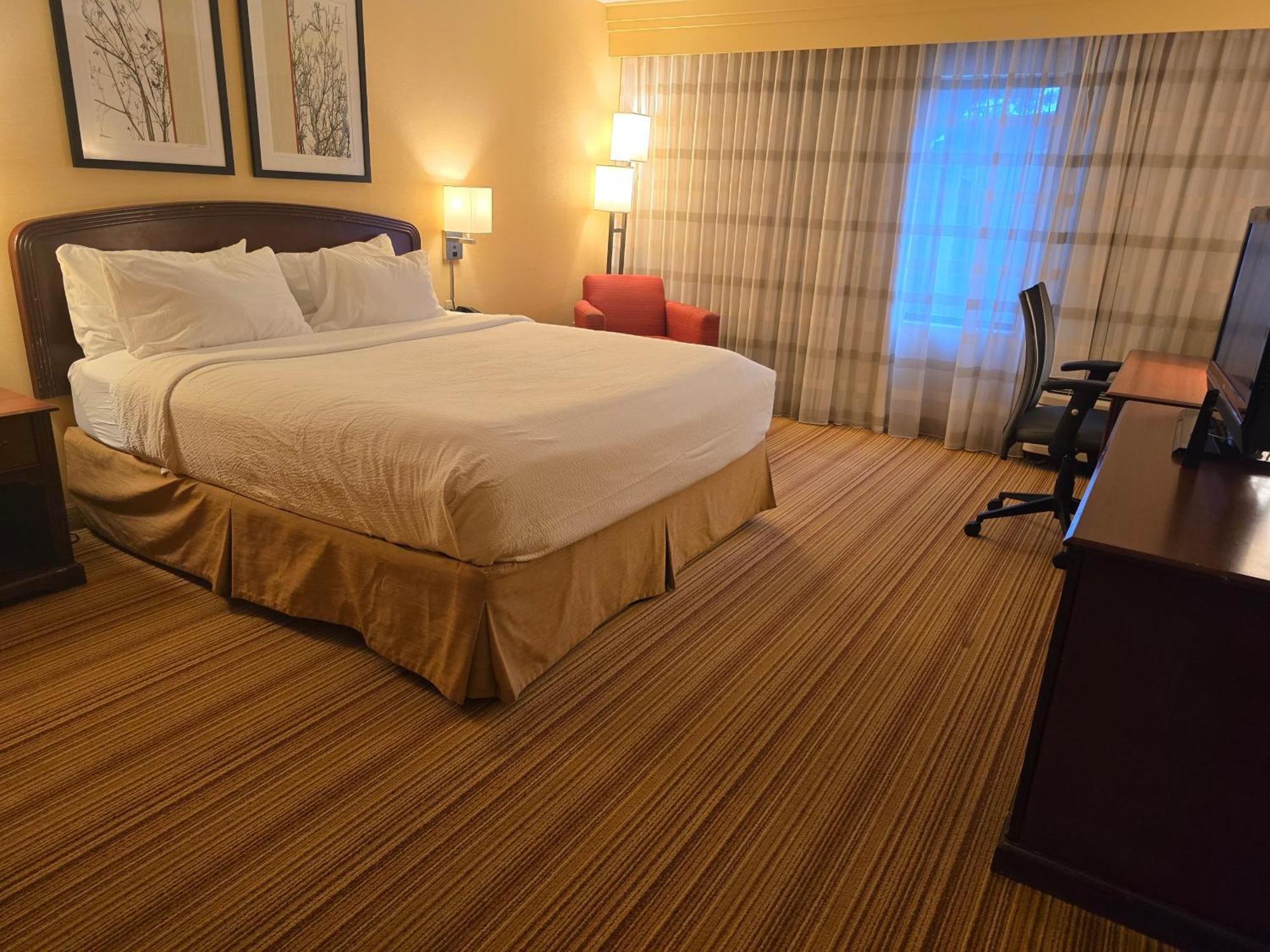 Country & By Radisson, Convention Center Hotel 3*